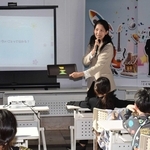 「こども万博ミニ」で、思いの伝え方を子どもたちと考える手塚麻里さん＝神戸市中央区東川崎町１、神戸ハーバーランドｕｍｉｅ