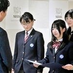 ネスレ日本の深谷龍彦社長（左）から表彰状を受け取った兵庫県立大付属中学校の生徒たち＝神戸市中央区御幸通７、ネスレ日本