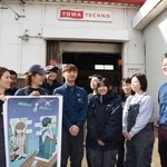 活気のある職場づくりを進めてきた高口明浩社長（右端）。「スターリンク」導入サービスのイメージイラストは、新入社員が手がけた＝神戸市西区櫨谷町長谷