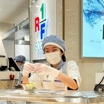 ロック・フィールドの総菜店で販売員として働くみなと銀行から出向中の木下慧さん（同社提供）