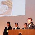 大学コンソーシアムひょうご神戸の懇親会で、企業の課題解決に取り組んだ事例を発表する神戸親和大の学生ら＝神戸市中央区港島中町６、神戸ポートピアホテル