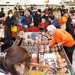 オープン初日、詰めかけた買い物客でごった返す「オーケー高井田店」＝11月26日、大阪府東大阪市