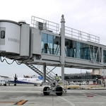 新明和工業製の航空旅客搭乗橋＝大阪（伊丹）空港（同社提供）