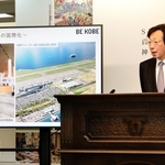 神戸空港からホテルに手荷物を送るサービスの実施に意欲を示す神戸市の久元喜造市長＝神戸市役所