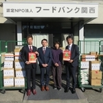 フードバンク関西の中島理事長（右から２人目）に食品を寄贈した損保ジャパンの水越神戸支店長（右端）ら＝東灘区深江本町１