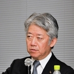 記者会見で質問に答える川崎重工業の橋本康彦社長＝２７日夜、東京都港区（撮影・堀内達成）