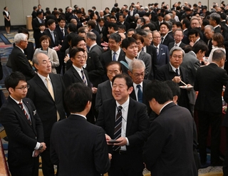兵庫県内政財界のトップらが集った合同祝賀会＝神戸市中央区港島中町６、神戸ポートピアホテル（撮影・大田将之）