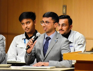 日本企業での働きぶりや生活について紹介するインド人社員ら＝神戸市中央区東川崎町１、市産業振興センター