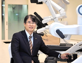 ヒノトリのコックピットに座るメディカロイドの宗藤康治社長＝神戸市中央区港島南町１、同社本社