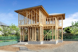 関西住宅販売が加古川市内で販売した住宅。基礎や柱など構造部分は積水ハウスが手がけた（積水ハウス提供）