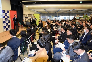スタートアップの経営者の説明を聞く金融機関の担当者ら＝神戸市中央区浪花町