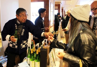 灘の酒の催しで人気を集めた有料の試飲コーナー＝東京都中央区