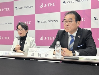 会見するＶＣ　Ｃｅｌｌ　Ｔｈｅｒａｐｙの高橋政代社長（左）とジャパン・ティッシュエンジニアリングの畠賢一郎社長＝東京都内（同社提供）