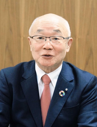 阪神・淡路大震災と３０年間の取り組みについて語る、みなと銀行の服部博明会長＝神戸市中央区三宮町２