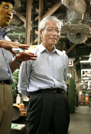 工場で取材する小関智弘さん。生産にまつわるエピソードを丁寧に聞き取る＝２００７年８月、大阪市都島区