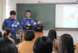 阪神・淡路大震災時の電力復旧について説明する関西電力送配電の井上弥英さん（左）と大谷一史さん＝神戸市垂水区学が丘３、舞子高校