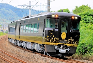 観光列車「はなあかり」（ＪＲ西日本提供）