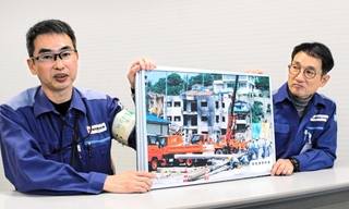 阪神・淡路大震災後、停電からの復旧作業に取り組んだ関西電力送配電の大谷一史さん（左）と、岡元正一さん＝神戸市中央区加納町６