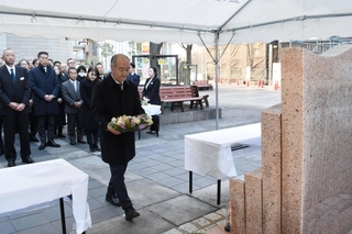 鎮魂碑に代表献花するコープこうべの馬場一郎理事長＝神戸市東灘区田中町５
