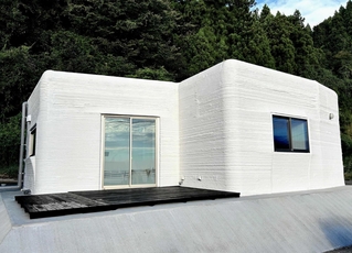 石川県珠洲市に完成したセレンディクスの２人世帯向け３Ｄプリンター住宅。被災者向けの復興住宅としても期待がかかる＝２０２４年９月（セレンディクス提供）
