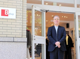 １９９４年４月にオープンした「Ｂｓｈｏｐ　神戸本店」前に立つ森威社長＝神戸市中央区浪花町