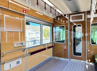 先頭車の車いすスペースを既存車両より６０％広げた阪急電鉄の新型車両「２０００系」＝宝塚市平井７、同社平井車庫
