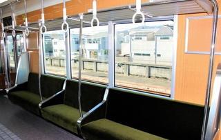 ロングシートの間仕切りに縦の握り棒を設けた阪急電鉄の新型車両「２０００系」＝宝塚市平井７、同社平井車庫