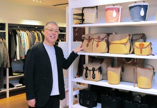 オープン当時から取り扱う、１８８７年に英国で創業したバッグブランド「ブレディ」。看板品の一つだ＝神戸市中央区浪花町、ビショップ神戸本店