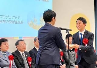 兵庫県のＳＤＧｓ認証事業で記念盾を受け取るマルヤナギ小倉屋の柳本健一専務＝神戸市中央区、起業プラザひょうご