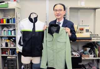 兵庫県内を中心に、学校や企業、官公庁向けに制服や作業服を販売するトモヤの友久一徹社長＝神戸市長田区二葉町４