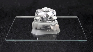 高分子の構造が緩んだ放熱時の蓄熱材。透き通って見える（三菱電機提供）