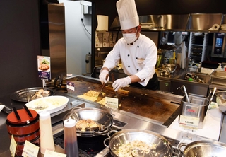 オープンキッチンを備えた「神戸クック・ワールドビュッフェ　ニッケパークタウン加古川店」＝加古川市加古川町寺家町