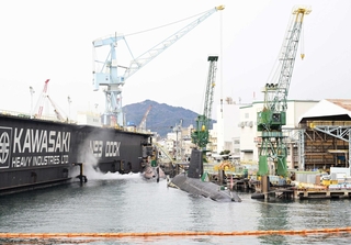 川崎重工業神戸工場にドック入りし、修理中の潜水艦＝２０２３年１２月、神戸市中央区
