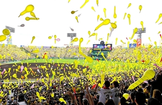 新型コロナウイルス禍前、甲子園名物となっていたジェット風船。３月と４月の２試合、実証実験の形で限定復活する＝２０１９年、西宮市甲子園町