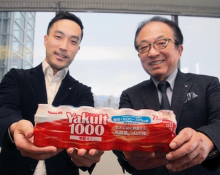 全国発売が始まった「ヤクルト１０００　糖質オフ」を持つ兵庫ヤクルト販売の阿部泰久会長（右）と阿部恭大社長＝神戸市中央区東川崎町１、神戸新聞社