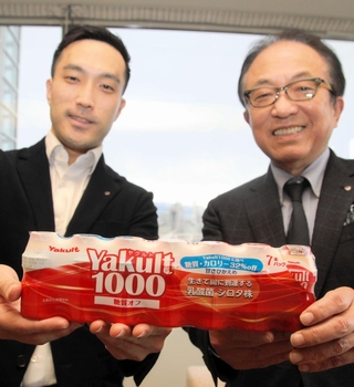 全国発売が始まった「ヤクルト１０００　糖質オフ」を持つ兵庫ヤクルト販売の阿部泰久会長（右）と阿部恭大社長＝神戸市中央区東川崎町１、神戸新聞社