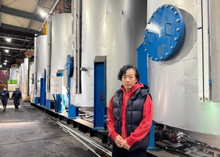 分別した廃食油はタンク内で加熱し、１２時間置くことで油と水と不純物に分離させる＝尼崎市東海岸町１