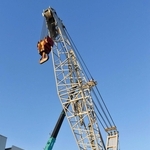 組み立てを終えたクローラークレーン（右）。テスト場で動きを確認する＝明石市大久保町八木、コベルコ建機大久保工場