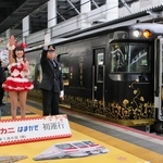 渡辺弘幸大阪駅長と「かつみ・さゆり」の合図に合わせ、出発する「はなあかり」と「かにカニはまかぜ」＝ＪＲ大阪駅