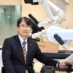 ヒノトリのコックピットに座るメディカロイドの宗藤康治社長＝神戸市中央区港島南町１、同社本社