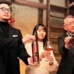 日本酒「現外」を手にする（左から）クリアの生駒龍史代表取締役、神戸大の奥田百合子さん、沢の鶴の西向賞雄取締役＝神戸市東灘区御影本町４