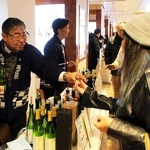 灘の酒の催しで人気を集めた有料の試飲コーナー＝東京都中央区