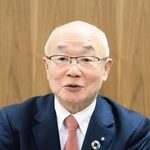 阪神・淡路大震災と３０年間の取り組みについて語る、みなと銀行の服部博明会長＝神戸市中央区三宮町２