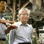 工場で取材する小関智弘さん。生産にまつわるエピソードを丁寧に聞き取る＝２００７年８月、大阪市都島区