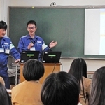 阪神・淡路大震災時の電力復旧について説明する関西電力送配電の井上弥英さん（左）と大谷一史さん＝神戸市垂水区学が丘３、舞子高校