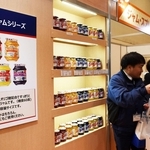 リニューアルした自社ブランド商品の「カンピー」ジャムを紹介するコーナー＝神戸市中央区港島中町６