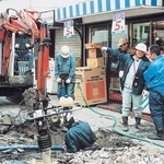 壊れたガス導管の復旧作業にあたる従業員ら（一部画像を処理しています）＝１９９５年（大阪ガス提供）