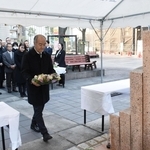 鎮魂碑に代表献花するコープこうべの馬場一郎理事長＝神戸市東灘区田中町５