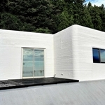 石川県珠洲市に完成したセレンディクスの２人世帯向け３Ｄプリンター住宅。被災者向けの復興住宅としても期待がかかる＝２０２４年９月（セレンディクス提供）