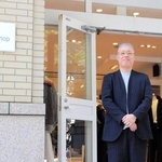 １９９４年４月にオープンした「Ｂｓｈｏｐ　神戸本店」前に立つ森威社長＝神戸市中央区浪花町